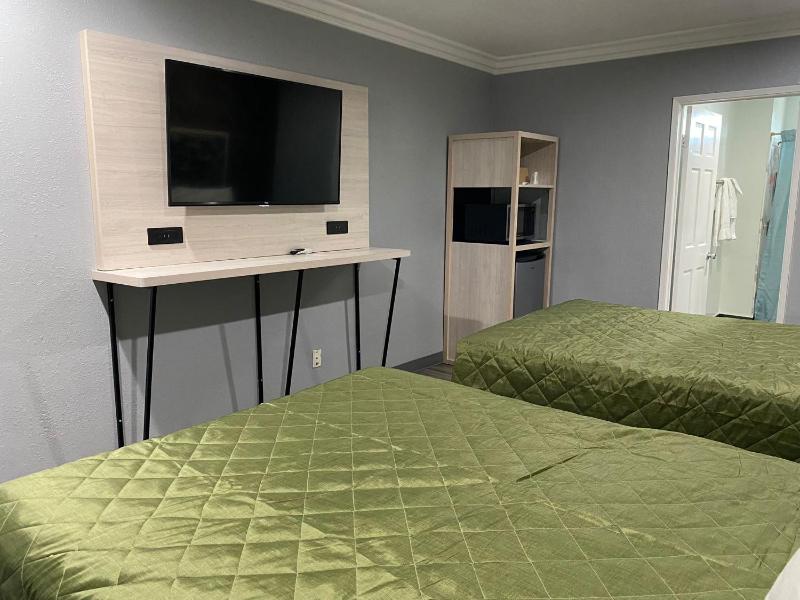 Deluxe Queen Room with Two Queen Beds image 3
