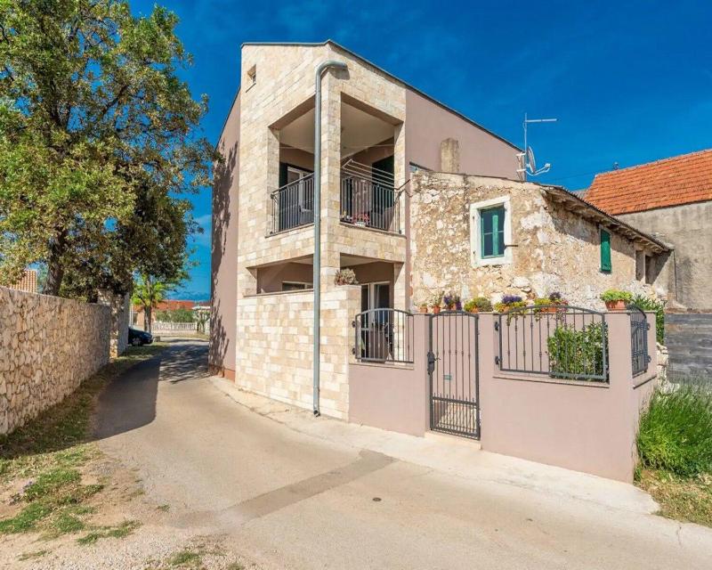 House Ruza - image 1