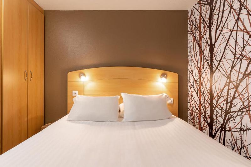 Standard Double Room image 3
