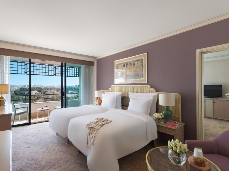 Connected King Room with Two Twin Beds and Sea View image 4