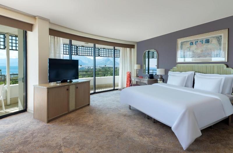 Junior Suite  King Bed with Sea View image 4