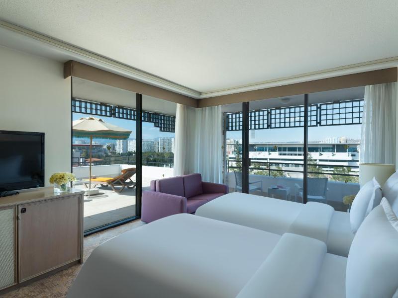 Family King Bed Suite with Two Twin Beds, Terrace and City View image 2