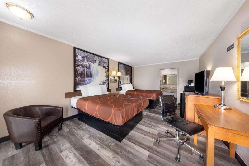Queen Room with Two Queen Beds - Smoking image 2