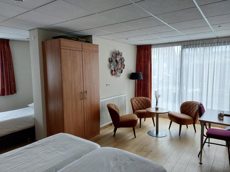 Triple Room with Garden View image 2