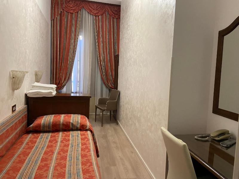 Twin Room with External Shared Bathroom image 4