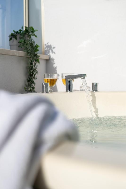 Deluxe Suite with Sea View image 3