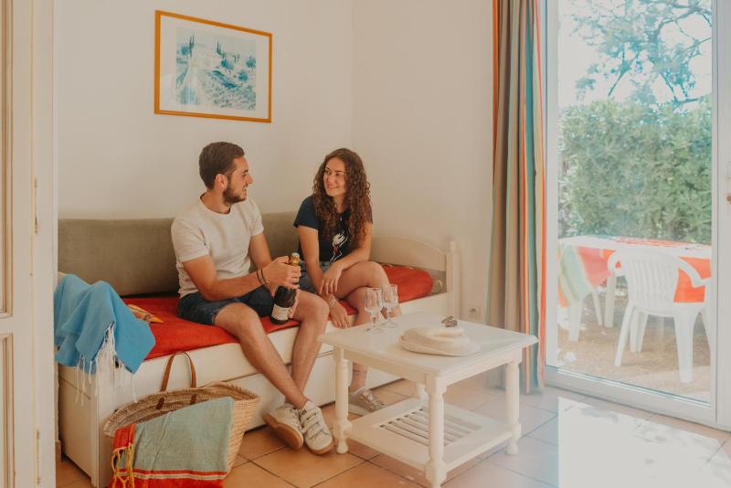 One-Bedroom Apartment - Hotel Services image 4