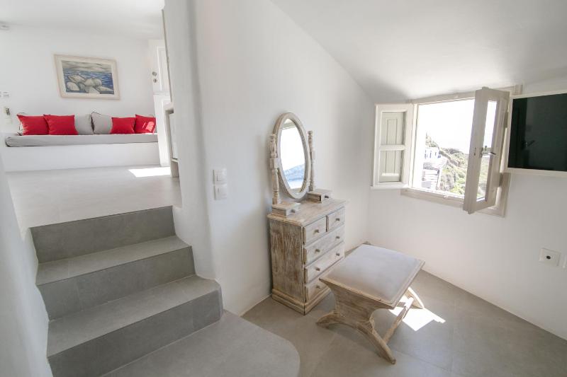Cave Suite with Caldera View image 3