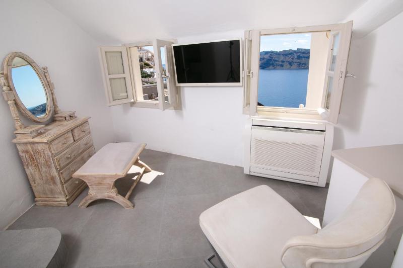 Cave Suite with Caldera View image 2