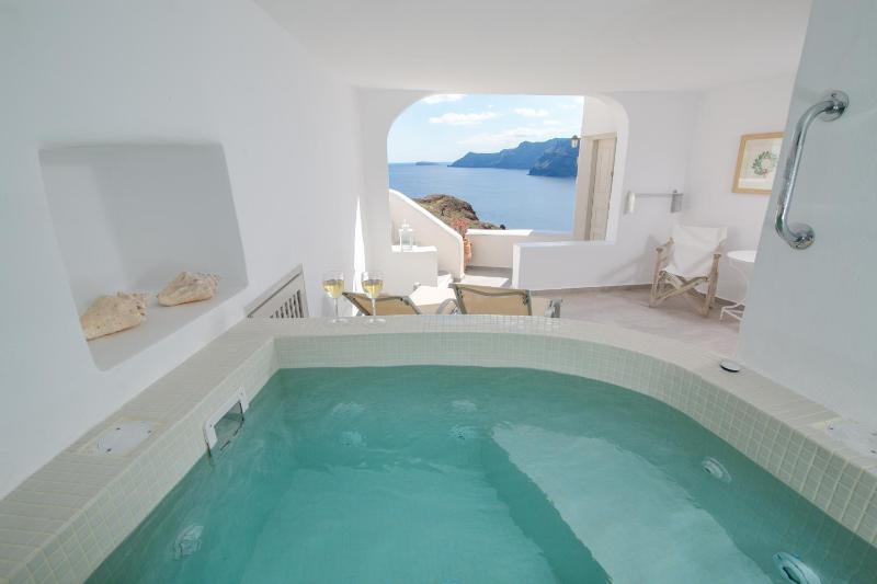 Honeymoon Cave Suite with Outdoor Hot Tub image 3