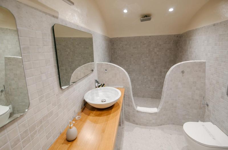 Honeymoon Cave Suite with Outdoor Hot Tub image 4