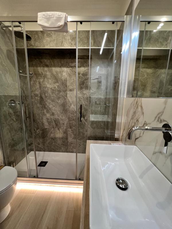 Large Double or Twin Room image 4