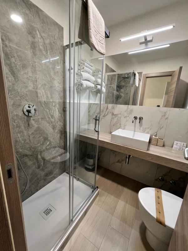 Large Double or Twin Room image 3