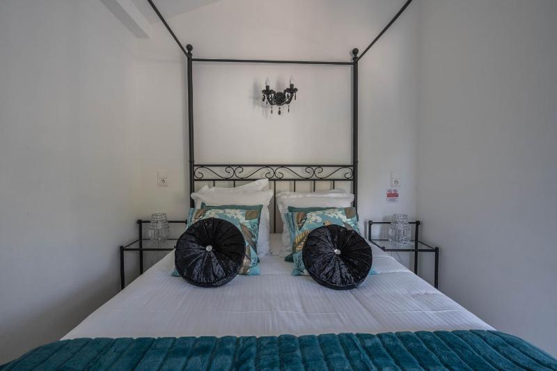 Superior Quadruple Room with air-conditioning and  with a partial sea view image 1