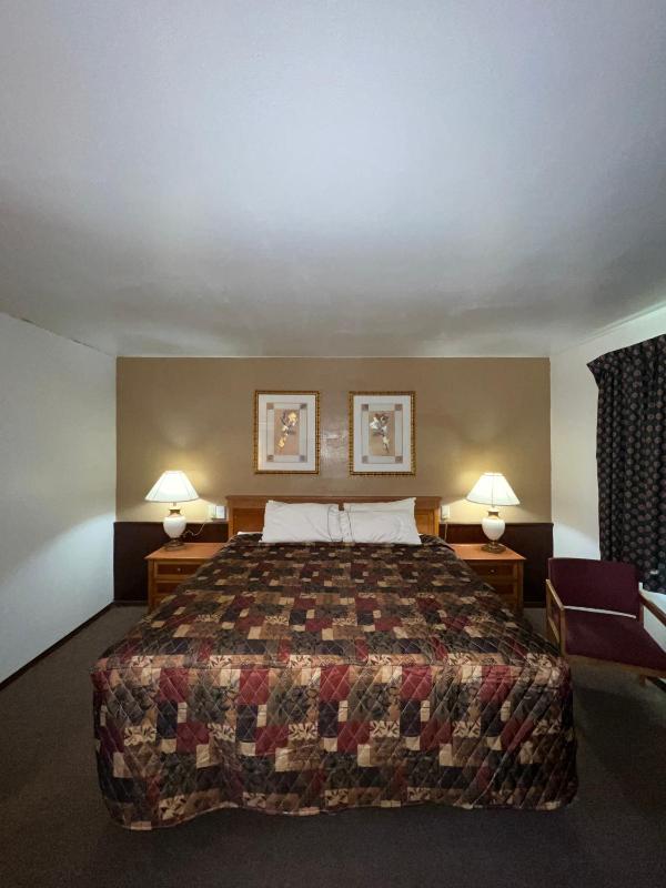 Standard King Room image 3