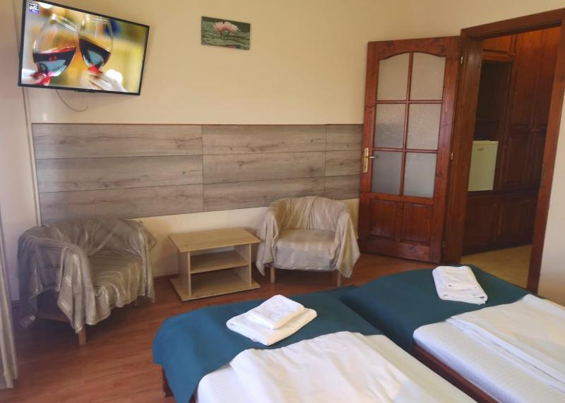 Twin Room image 2