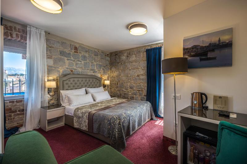 Deluxe Double Room image 2