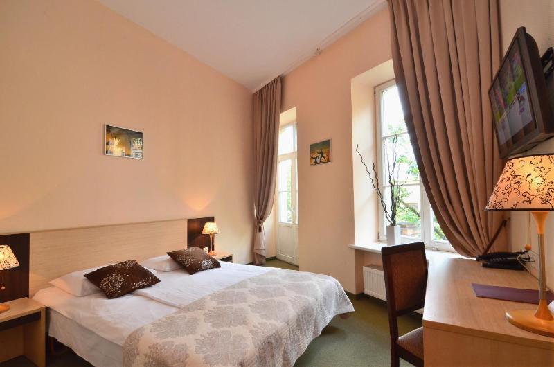 Double or Twin Room image 3