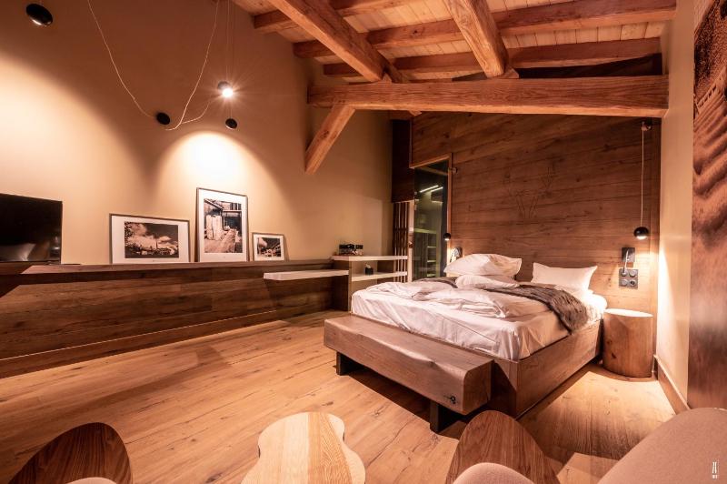 Double Room with Balcony image 2