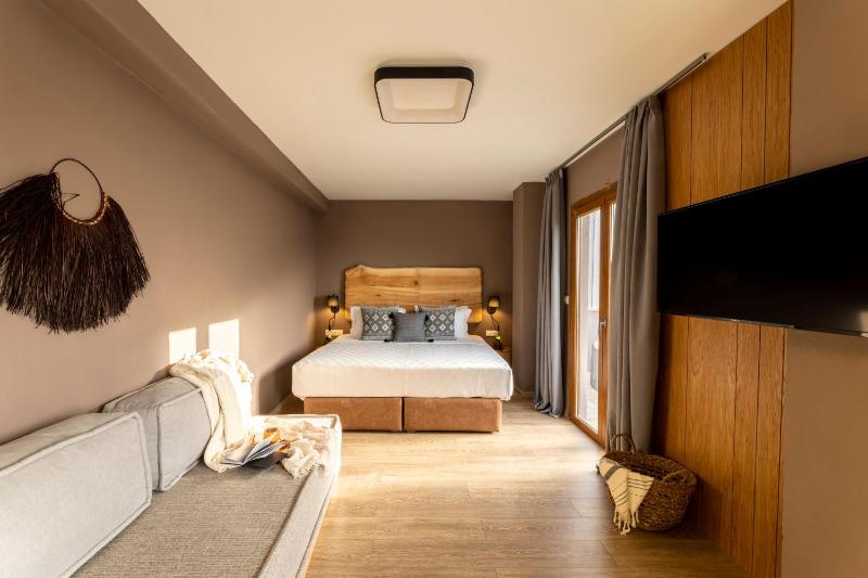 Junior Suite with Outdoor Hot Tub image 4