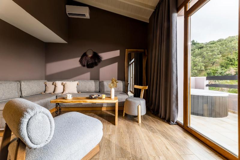 Executive Suite with Outdoor Hot Tub image 2