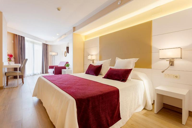 Superior Double Room (2 Adults + 1 Child) image 4