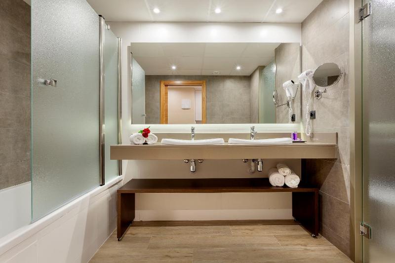 Suite (2 Adults + 1 Child) image 3