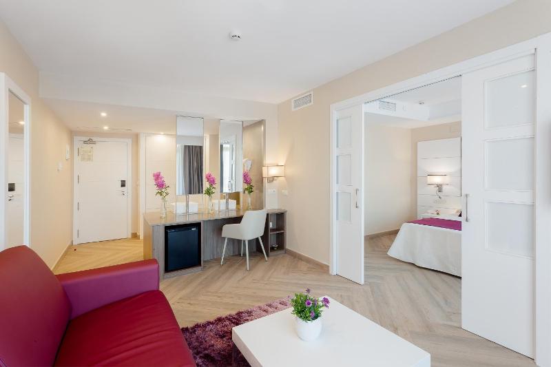 Suite (2 Adults + 1 Child) image 4