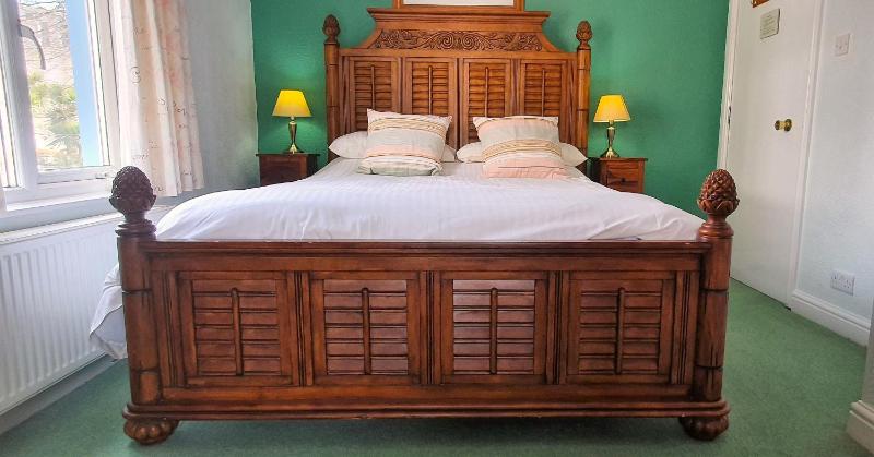 Standard King Room image 3