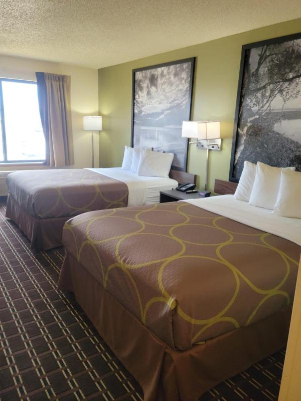 Queen Room with Two Queen Beds - Non-Smoking image 3