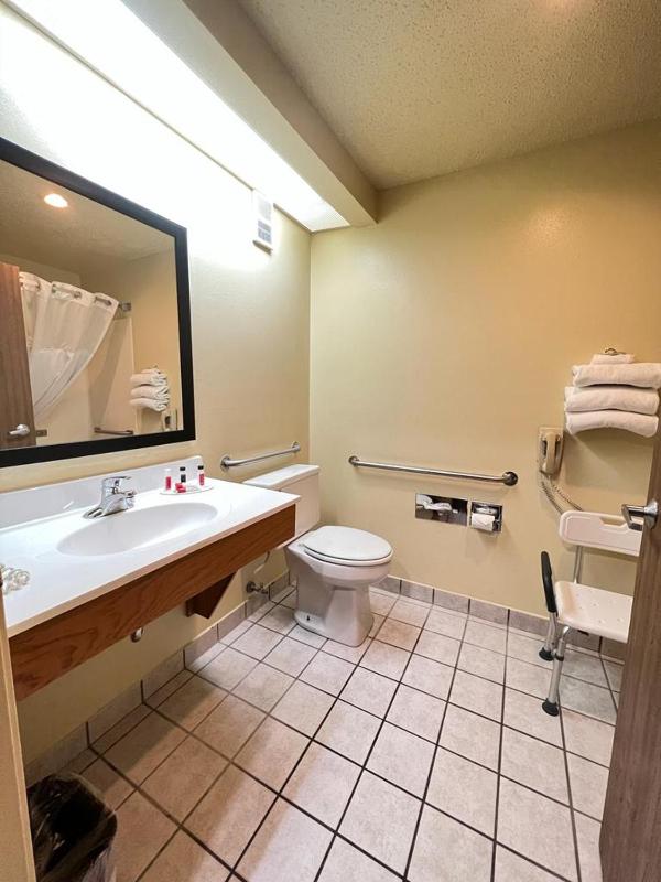 Queen Room with Two Queen Beds - Mobility Access/Non-Smoking image 2