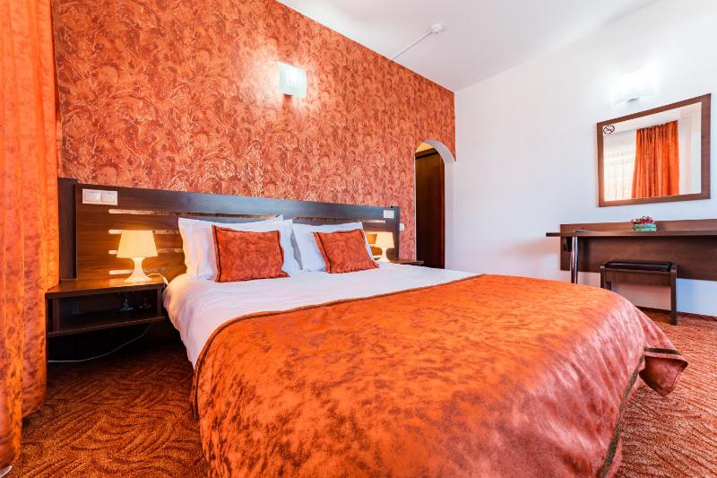 Deluxe Double Room with Balcony image 3