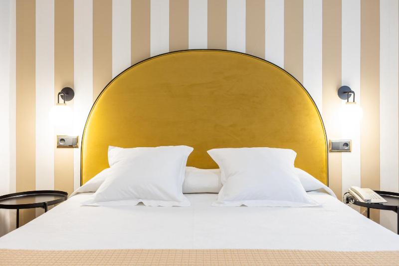 Standard Double Room image 3