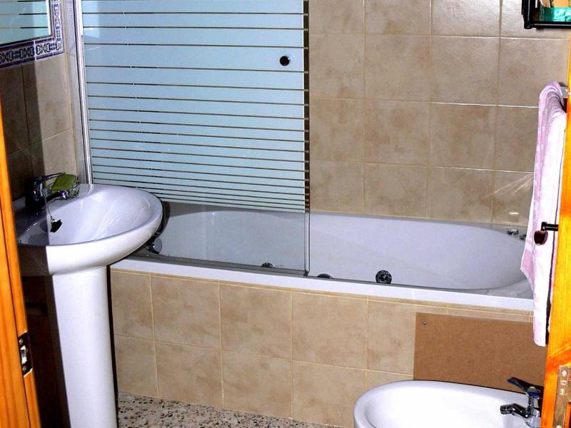 Twin Room with Private Bathroom image 3