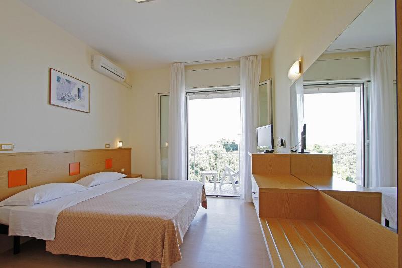 Standard Double or Twin Room with Balcony image 4