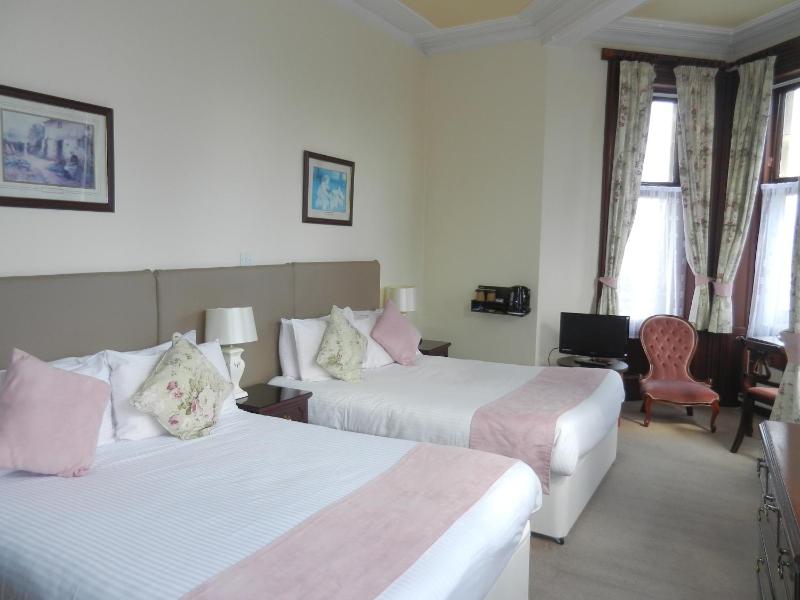 Standard Twin Room image 1