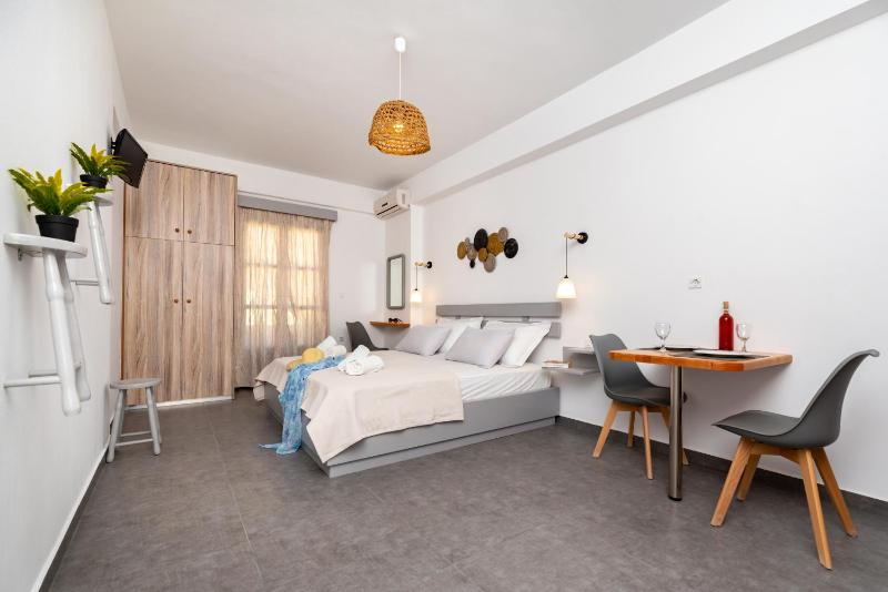 Suite with Outdoor Spa Bath image 4