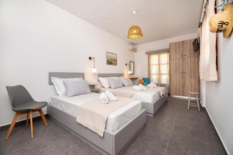 Suite with Outdoor Spa Bath image 4