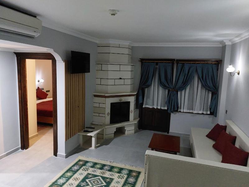 Family Room with Garden View image 3
