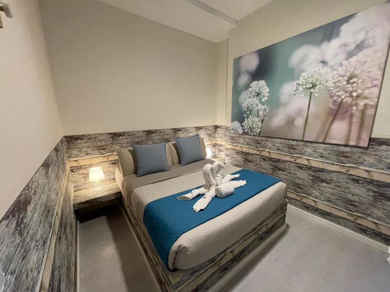 Small Double Room with Private External Bathroom image 1