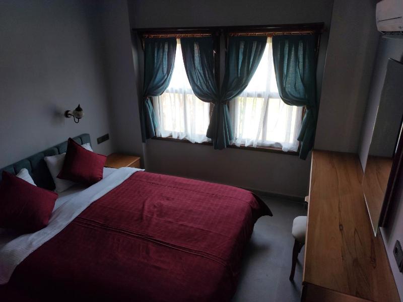 Family Room with Garden View image 4