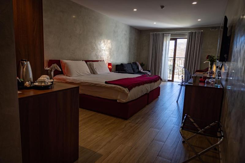 Deluxe Double or Twin Room with Balcony image 2