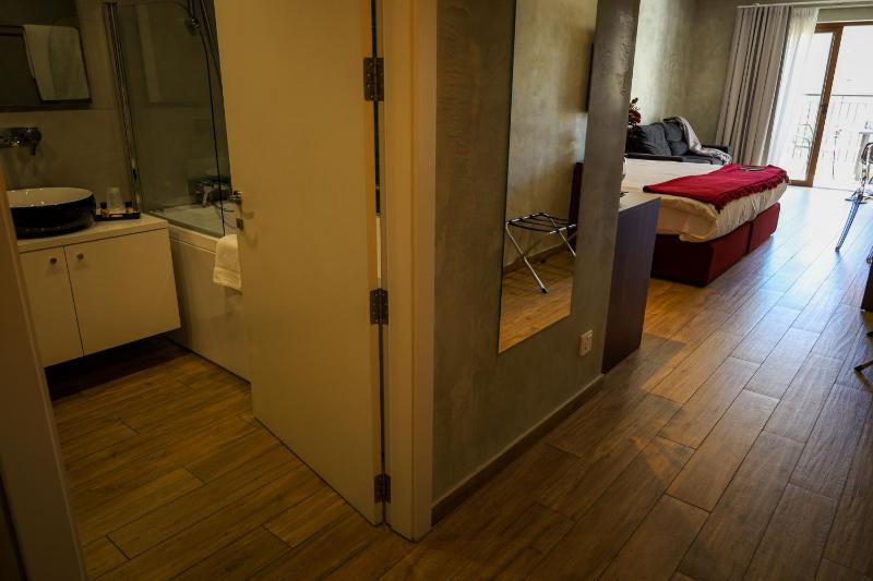 Deluxe Double or Twin Room with Balcony image 4