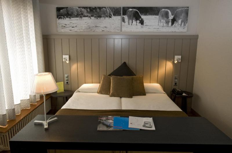 Double Room with Balcony and Garden View image 3