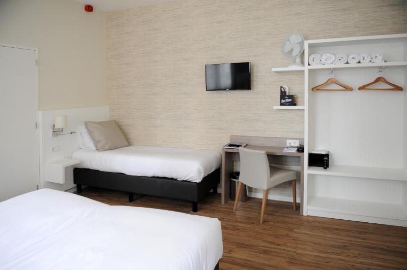 Deluxe Triple Room image 2