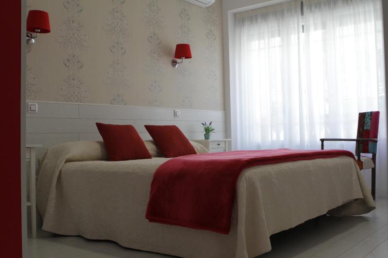 Deluxe Double Room with City View image 4