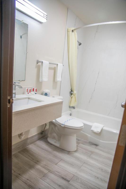 Deluxe Double Room with Two Double Beds - Non-Smoking image 3