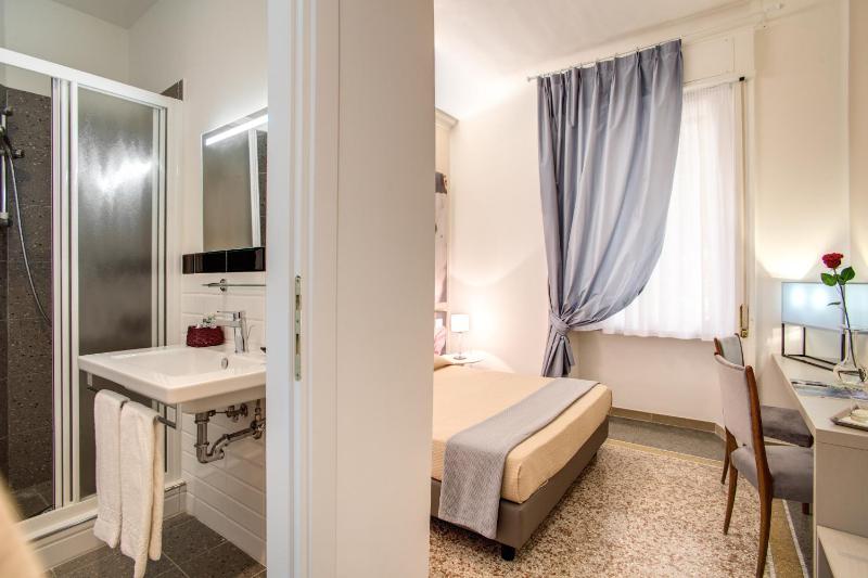 Double Room image 2