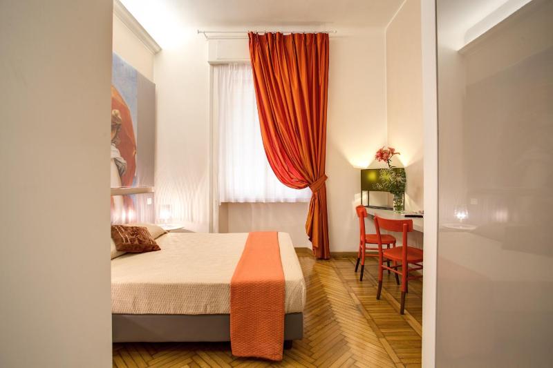 Double Room image 3