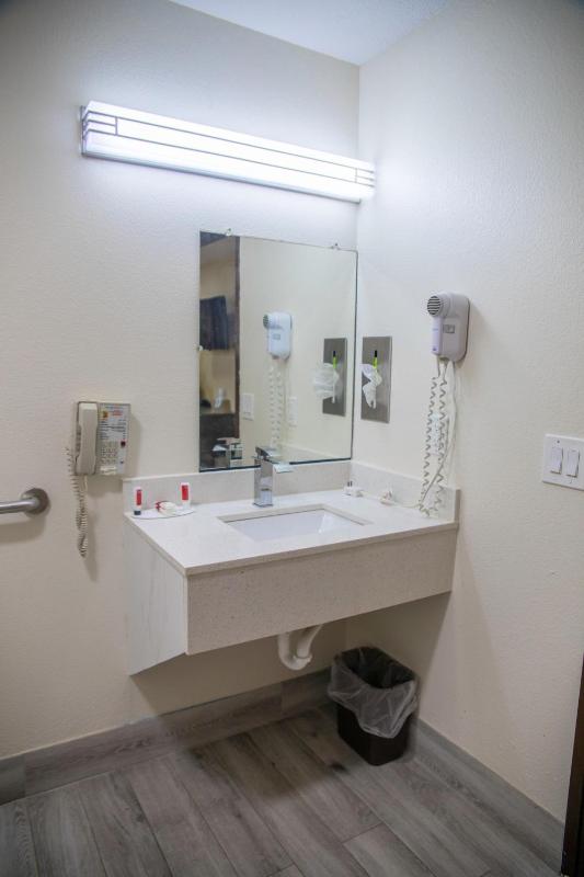 Queen Room - Disability Access/Non-Smoking image 2